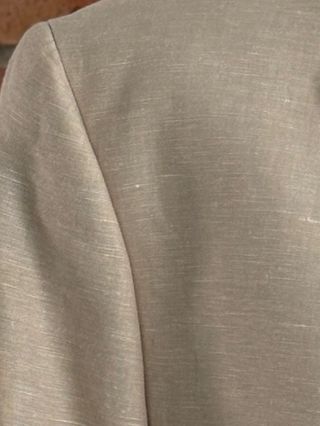 Americana beige elegante y ligera