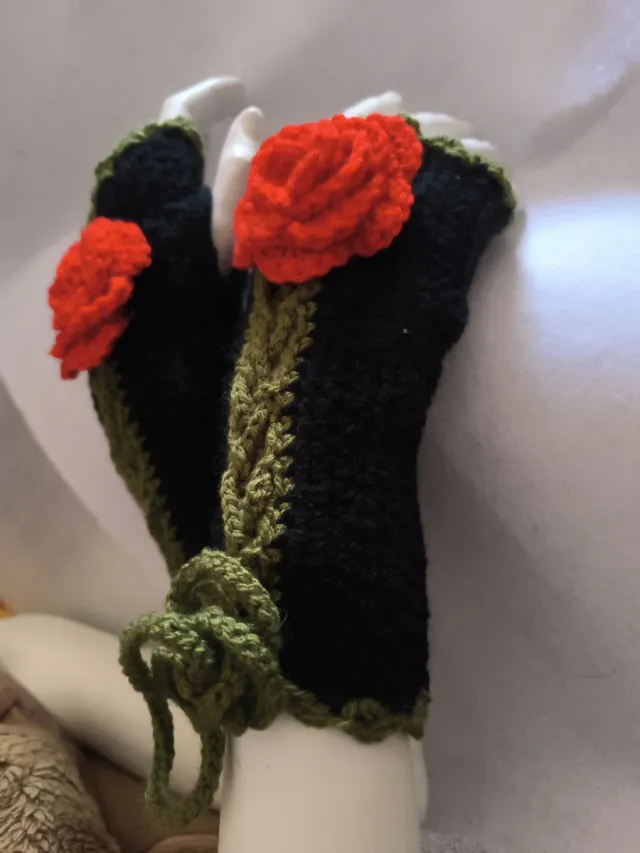 Guantes largos crochet flor roja