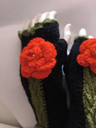 Guantes largos crochet flor roja