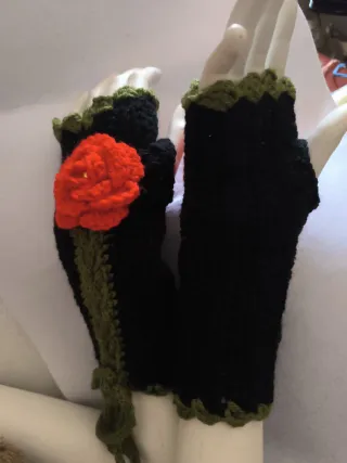 Guantes largos crochet flor roja