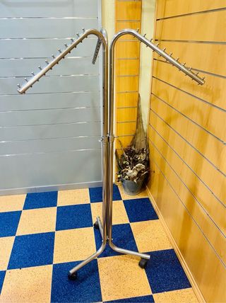 Perchero Metálico 3 Brazos Plateado con Ruedas