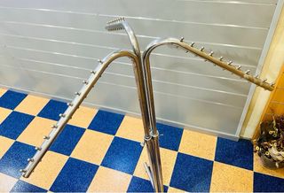 Perchero Metálico 3 Brazos Plateado con Ruedas