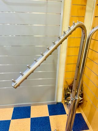 Perchero Metálico 3 Brazos Plateado con Ruedas