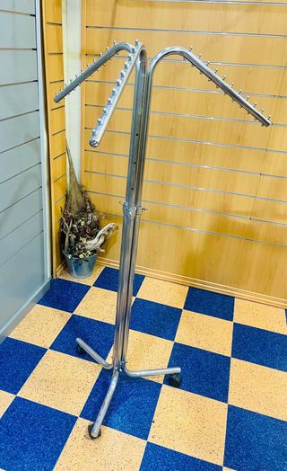 Perchero Metálico 3 Brazos Plateado con Ruedas