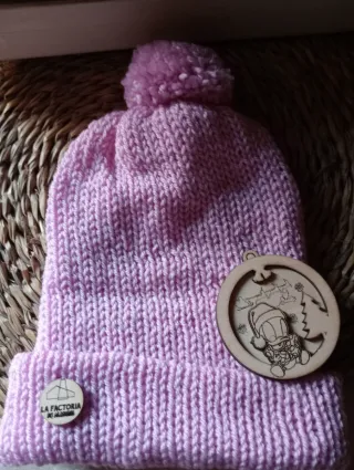 Gorro tejido rosa con regalo de bola para el arbol