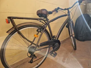 Bicicleta de paseo marrón