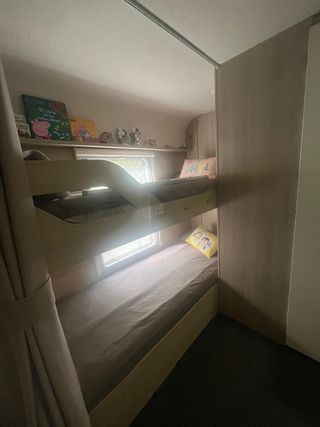 COMO NUEVA! CARAVANA EN PARCELA CON CASETA-LAVABO