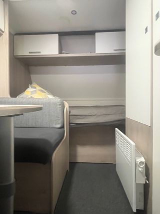 COMO NUEVA! CARAVANA EN PARCELA CON CASETA-LAVABO