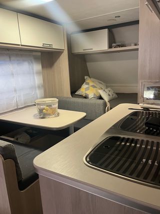 COMO NUEVA! CARAVANA EN PARCELA CON CASETA-LAVABO