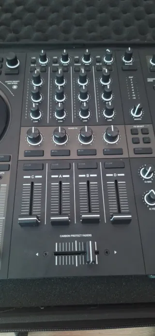 Traktor S4 MK3 + maletín (muy poco uso, mayo/2024)