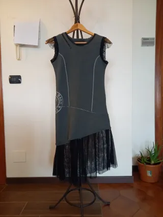 Abito grigio con pizzo nero so