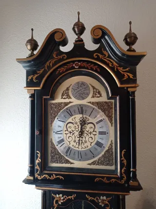 Reloj de pie antiguo de péndulo