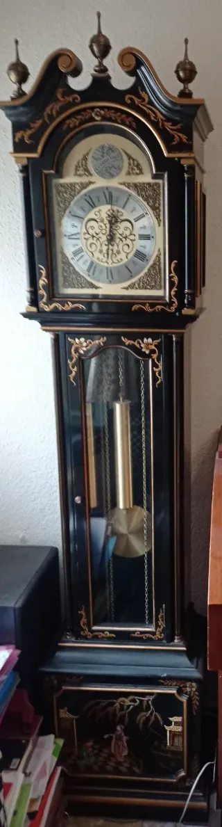 Reloj de pie antiguo de péndulo