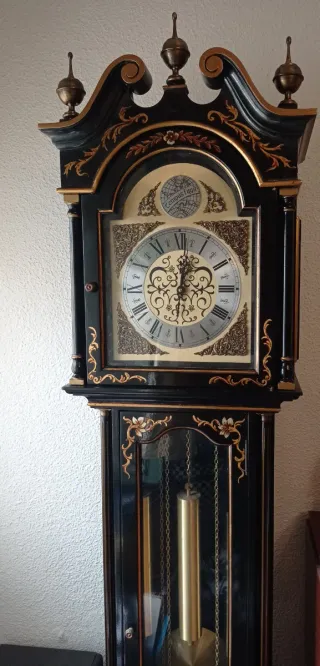 Reloj de pie antiguo de péndulo