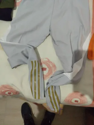 Pantalón chándal Adidas gris con etiquetas