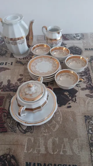 Juego de café de porcelana con detalles dorados