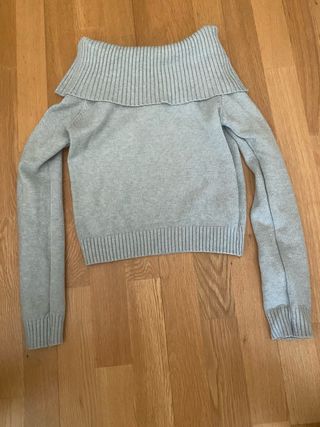 Jersey gris cuello que baja por los hombros