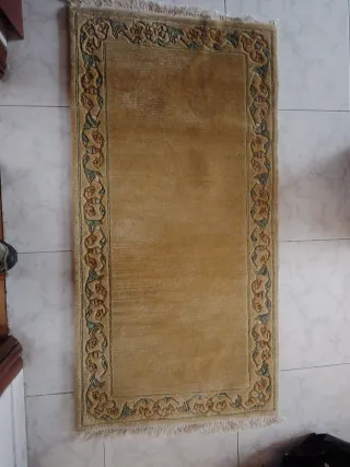 Alfombra de lana beige y dorada