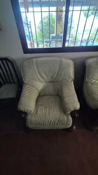 Sillones de piel y madera auténticos