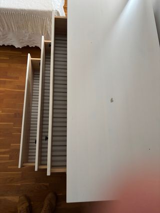 Cómoda blanca de madera