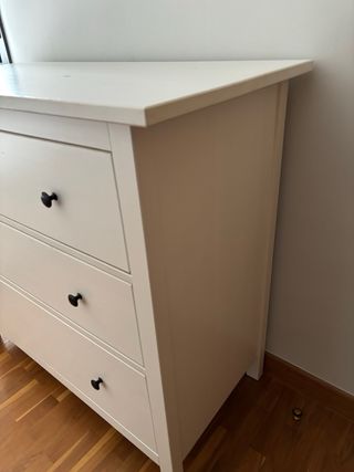 Cómoda blanca de madera