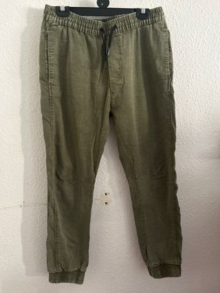 Pantalón Bershka verde oliva