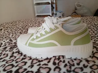Zapatillas verdes y blancas