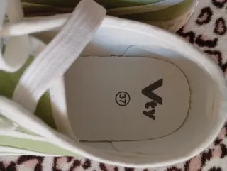 Zapatillas verdes y blancas