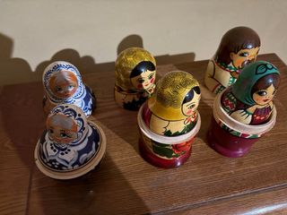 Tre matrioske russe in legno dipinte a mano