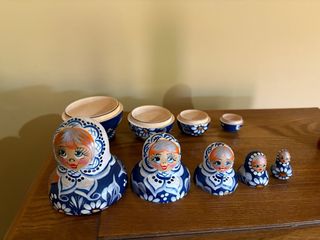 Tre matrioske russe in legno dipinte a mano