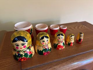 Tre matrioske russe in legno dipinte a mano