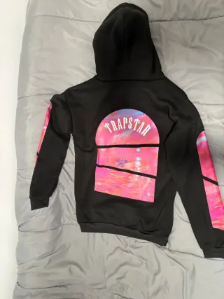 Sudadera Negra con Diseño Rosa y Azul