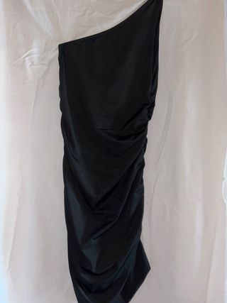 Vestido negro tirante asimétrico