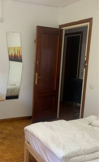 3 Puerta de dormitorio madera oscura