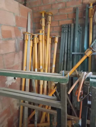 Puntales de obra metálicos.