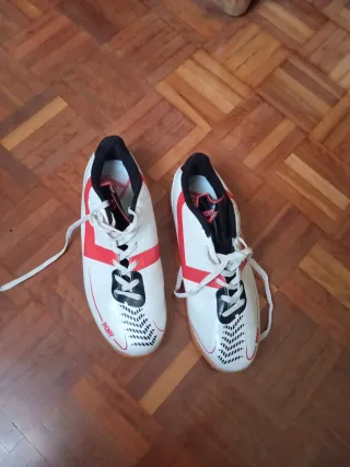 Zapatillas Fútbol Sala Blancas y Rojas