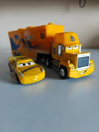 Camión Mack Dinoco 51 y Cruz Ramírez