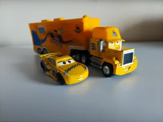 Camión Mack Dinoco 51 y Cruz Ramírez