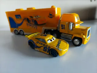 Camión Mack Dinoco 51 y Cruz Ramírez