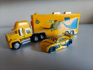 Camión Mack Dinoco 51 y Cruz Ramírez