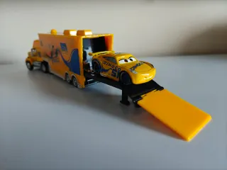 Camión Mack Dinoco 51 y Cruz Ramírez