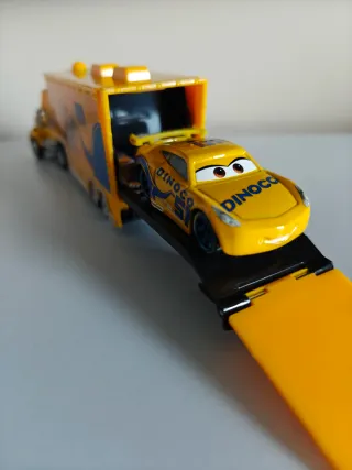 Camión Mack Dinoco 51 y Cruz Ramírez