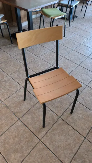 Sillas de madera y mesas