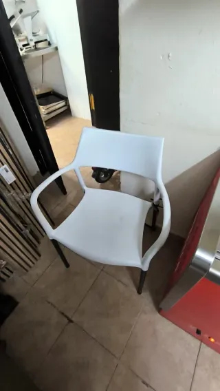 Sillas de madera y mesas