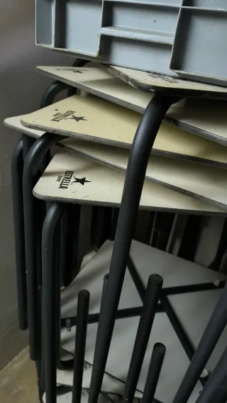 Sillas de madera y mesas