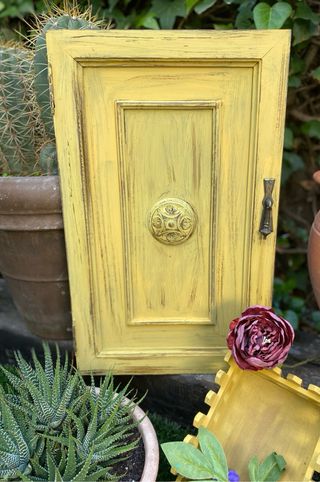 Lote puerta vintage amarilla y cajas decorativas