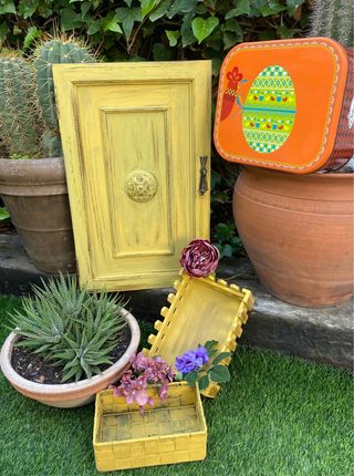 Lote puerta vintage amarilla y cajas decorativas