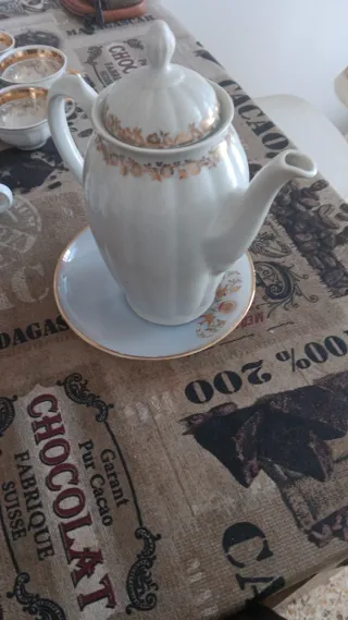 Cafetera de porcelana con detalles dorados