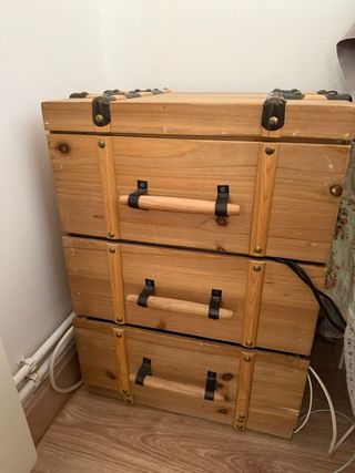 Mesitas de noche de madera y metal,