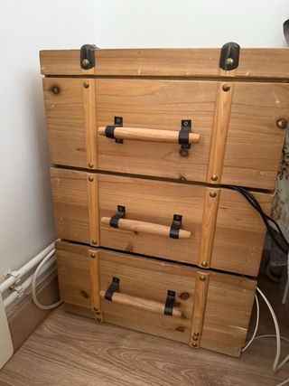 Mesitas de noche de madera y metal,